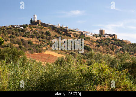 Vue sur colline, village fortifié de Monsaraz, Evora, Alentejo, Portugal, Europe Banque D'Images
