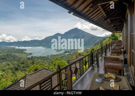 Lac Batur et le mont Batur vu de Kintamani à Bali. Mont Batur est 1717 mètres de haut et un volcan actif, sa dernière éruption en 2000. Banque D'Images