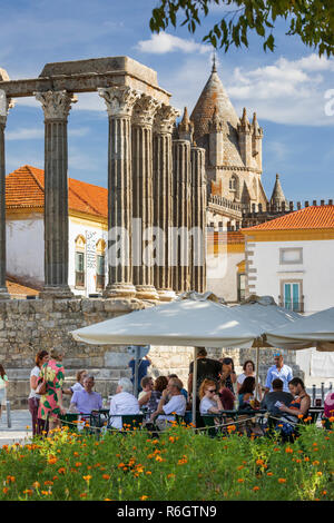 Templo romano datant du 2e siècle AD et les Quiosque Jardim Diana café avec la se traîne dans le soleil l'après-midi, Evora, Alentejo, Portugal, Europe Banque D'Images