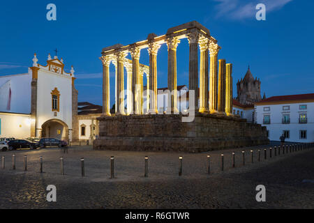Templo romano datant du 2e siècle AD avec Evora Cathédrale Se derrière au crépuscule, Evora, Alentejo, Portugal, Europe Banque D'Images