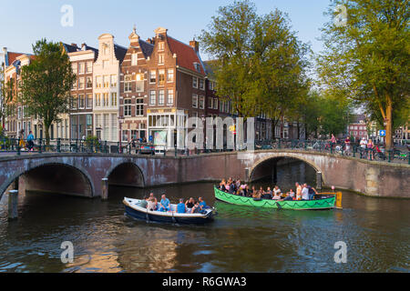 AMSTERDAM, Pays-Bas - 25 août 2017 : bateaux remplis de touristes profitant d'une visite guidée du canal sur les canaux d'amsterdam Banque D'Images