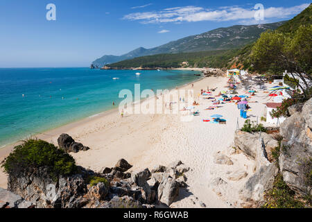 Vue sur la plage en été, Galapos Portinho da Arrábida, Parque Natural da Arrábida, district de Setubal, région de Lisbonne, Portugal, Europe Banque D'Images