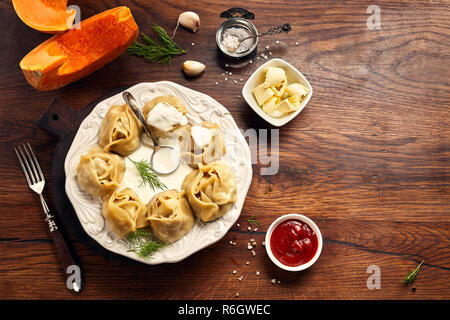 Asian dumplings à la vapeur avec l'ail et la citrouille de Manti. Banque D'Images