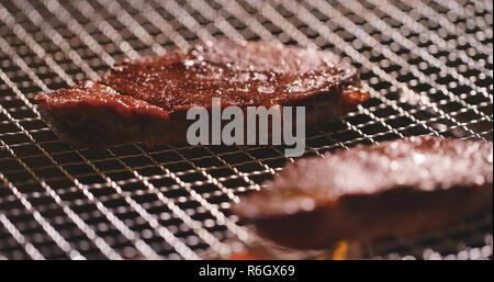 BBQ Steak sur net métal Banque D'Images