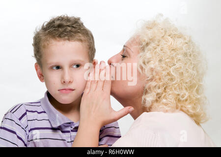 Mère murmure à son fils Banque D'Images