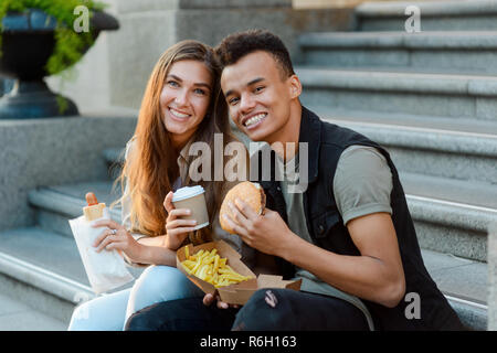 Quel beau couple sitting on stairs Banque D'Images