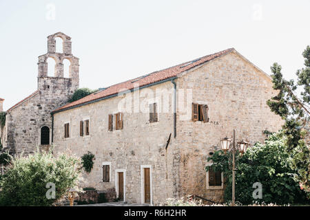 Un immeuble traditionnel en pierre ordinaire au Monténégro un jour d'été. Banque D'Images