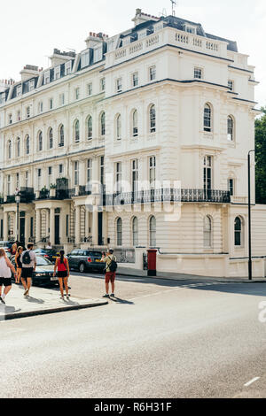 Londres/UK - 21 juillet 2018 : maisons mitoyennes de style Victorien sur le Kensington Park Road à Notting Hill, Londres, Royaume-Uni Banque D'Images