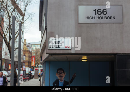 Londres/UK - 25 mars 2018 : Rue du Musée et plaques de rue High Holborn, London Borough of Camden, UK Banque D'Images