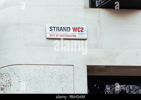 Londres/UK - 25 mars 2018 : Le panneau indicateur de Strand, London, UK. Strand est une artère principale de la ville de Westminster, le centre de Londres Banque D'Images