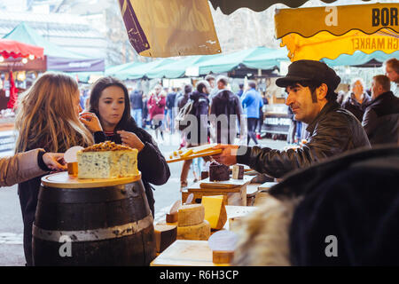 Londres/UK - 25 mars 2018 : les femmes à l'essai les fromages au marché de Camden à Londres, Royaume-Uni Banque D'Images