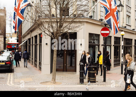 London, UK / 11 mars 2018 : drapeaux britanniques sur la construction de l'hôtel Radisson Blu Edwardian Mercer street sur Seven Dials, intersection, Londres. L'un des t Banque D'Images