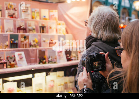 London / UK - Mars 10, 2018 : jeune fille est prise de la photo dans une boutique de souvenirs, le marché de Covent Garden, Londres, Royaume-Uni. Covent Garden est célèbre et touri Banque D'Images