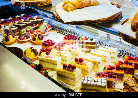 London / UK - Mars 11, 2018 : la photo en gros plan de la vitrine avec des gâteaux Patisserie Valerie à Londres, Royaume-Uni Banque D'Images