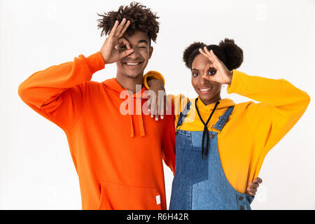 Image of african american couple dans des vêtements colorés montrant ok sign isolated over white background Banque D'Images