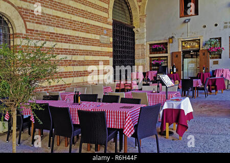 Un restaurant dans l'une des arcades de la Place Saint Marc, la Piazza San Marco, à Venise, Italie Banque D'Images