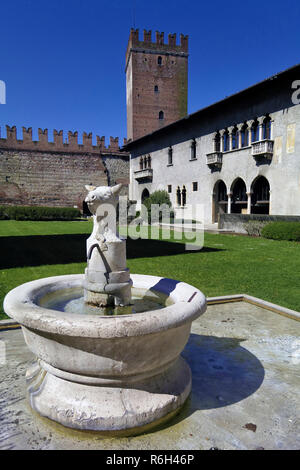 Une fontaine dans la cour du Musée Castelvecchio (Museo Civico di Castelvecchio) à Vérone, Italie Banque D'Images