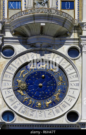 L'horloge St Marc est une montre astrologique logée dans la Tour de l'horloge sur la Piazza San Marco à Venise, dans le nord de l'Italie Banque D'Images