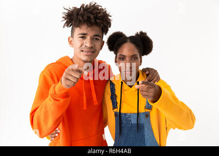 Image de l'homme et de la femme afro-américaine dans des vêtements colorés au doigt vous avez isolé sur fond blanc Banque D'Images