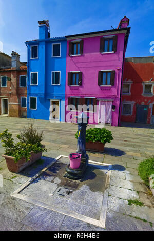 Les maisons colorées de l'île vénitienne de Burano sont l'une des grandes attractions de Venise, en Italie Banque D'Images