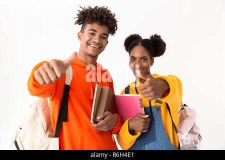 Photo d'étudiants noirs américains portant des sacs à dos holding exercise books isolé sur fond blanc Banque D'Images