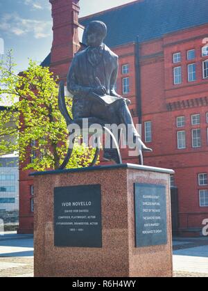 Assis sculpture en bronze de compositeur gallois, auteur-compositeur et film star Ivor Novello, Roald Dahl Plas, la baie de Cardiff, Cardiff, Pays de Galles, Royaume-Uni Banque D'Images