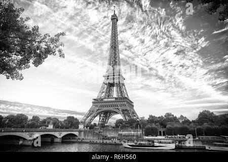 À partir de paris avec l'amour. La Tour Eiffel au coucher du soleil à Paris, France. Arrière-plan de voyage romantique. eifell tower est le symbole de Paris Banque D'Images