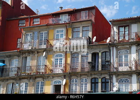 Vieilles maisons typiques à Porto, Portugal. Porto est la deuxième plus grande ville du Portugal après Lisbonne Banque D'Images