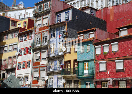 Vieilles maisons typiques à Porto, Portugal. Porto est la deuxième plus grande ville du Portugal après Lisbonne Banque D'Images