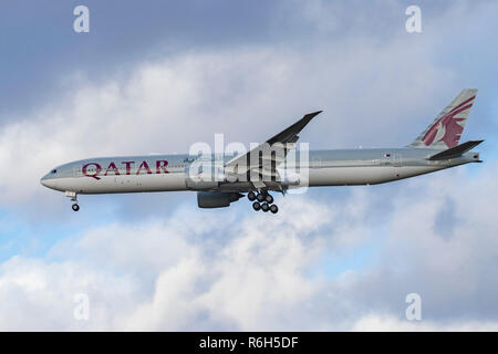 Qatar Airways Boeing 777-300 vu l'atterrissage à l'Aéroport International de Londres Heathrow LHR / EGLL à Londres. L'aéronef est spécifiquement un Boeing 777-3DZ(ER) avec l'inscription A7-BAF, équipé de deux des plus gros moteurs à réaction, le GE90. Qatar Airways relie Londres à Doha, sur une base quotidienne. Banque D'Images