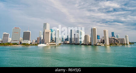 Miami skyline skyscrapers, bateau ou en bateau à côté du centre-ville de Miami, Aerial view, South Beach Miami. la vie et style de vie de luxe Banque D'Images