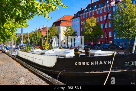 Bateaux et péniches amarrés sur Canal Christianshavn, Copenhague, Danemark, Scandinavie Banque D'Images