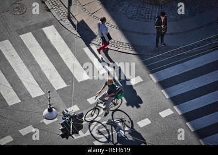 Cycliste de voie cyclable traversant la jonction avec 2 passages piétons, Christiania, Copenhague, Danemark, Scandinavie Banque D'Images