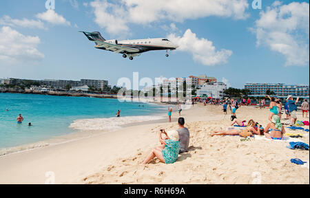 St.Maarten, Royaume des Pays-Bas - 13 Février 2016 : : plage foules observer l'atterrissage des avions volant à basse altitude près de Maho Beach sur l'île de St.Maarten dans les Caraïbes Banque D'Images