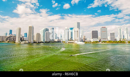 Gratte-ciel de Miami avec blue cloudy sky, bateaux sailig à côté de centre-ville de Miami, Miami vue aérienne. la vie et style de vie de luxe Banque D'Images