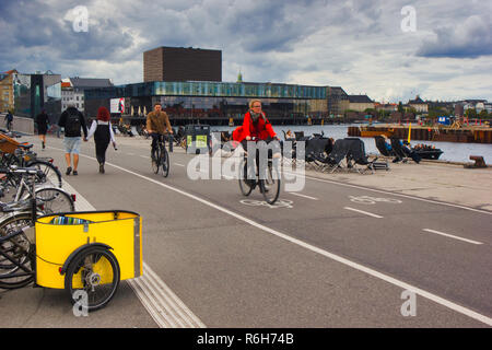 Les cyclistes sur piste cyclable avec la Royal Danish Playhouse (Skuespilhuset) dans l'arrière-plan, Copenhague, Danemark, Scandinavie Banque D'Images
