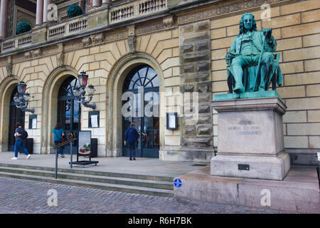 Statue de Ludvig Holberg en face de la Royal Danish Theatre (Det b comme Teater, Copenhague, Danemark, Scandinavie Banque D'Images