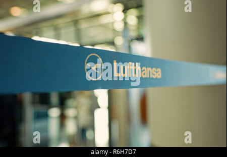 Frankfurt am Main, Allemagne - 11 octobre 2015 : l'icône de Lufthansa ou logo signe sur blue tape ou ruban avec airlines symbole sur fond flou Banque D'Images