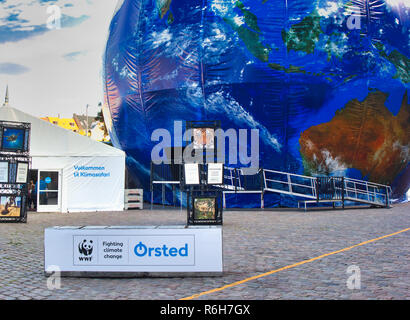 Le changement climatique du WWF à l'intérieur de l'exposition, globe gonflable géant Plads Thorvaldsen, Copenhague, Danemark. Banque D'Images