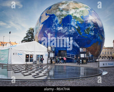 Le changement climatique du WWF à l'intérieur de l'exposition, globe gonflable géant Plads Thorvaldsen, Copenhague, Danemark. Banque D'Images