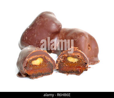Les Bonbons faits maison avec d'abricot séché et de noix. Isolé sur fond blanc. Banque D'Images