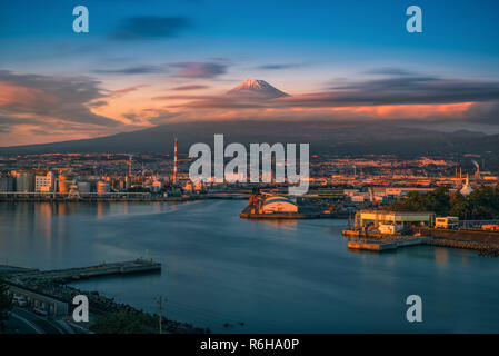 Mt. Fuji avec le Japon au coucher du soleil de la zone de l'industrie préfecture de Shizuoka, au Japon. Banque D'Images