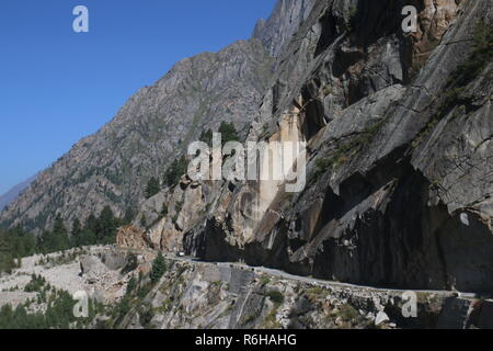 Routes de montagne traîtresse dans Kinnaur, Himachal Pradesh, Inde Banque D'Images