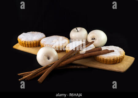Boulangerie Pâtisserie tarte décorée de bâtons de cannelle sur bois Banque D'Images