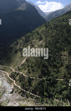 Routes de montagne traîtresse dans Kinnaur, Himachal Pradesh, Inde Banque D'Images