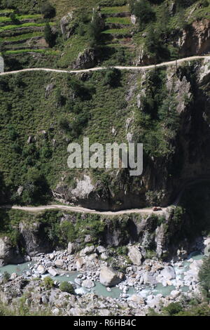 Routes de montagne traîtresse dans Kinnaur, Himachal Pradesh, Inde Banque D'Images