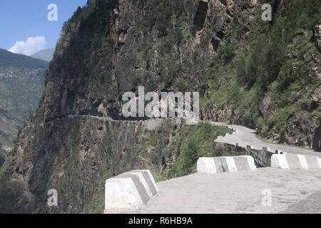 Routes de montagne traîtresse dans Kinnaur, Himachal Pradesh, Inde Banque D'Images