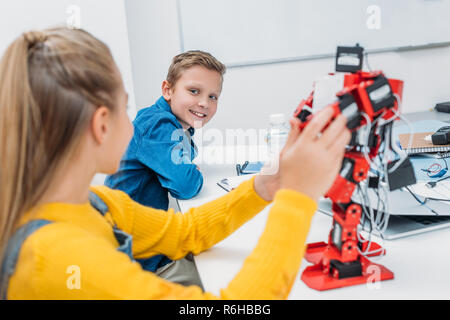 Robot programmation écoliers ensemble au cours de la classe d'enseignement de la tige Banque D'Images