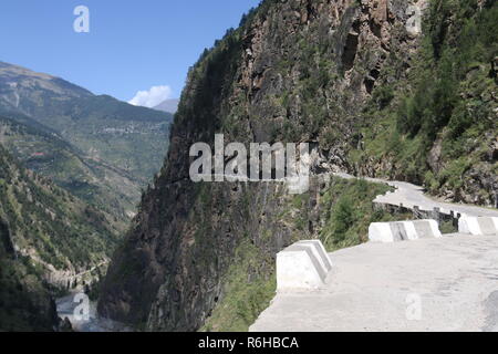 Routes de montagne traîtresse dans Kinnaur, Himachal Pradesh, Inde Banque D'Images