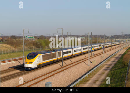 Une classe Eurostar 373 pour définir les numéros 373201 et 373202 passant Singlewell Boucles de l'une ligne à grande vitesse dans le Kent. Banque D'Images